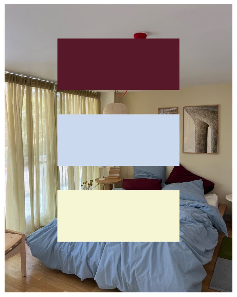 farvepalette med blå, beige og rød ovenpå en baggrund af et roligt soveværelse som indeholder de samme farver i indretningen.