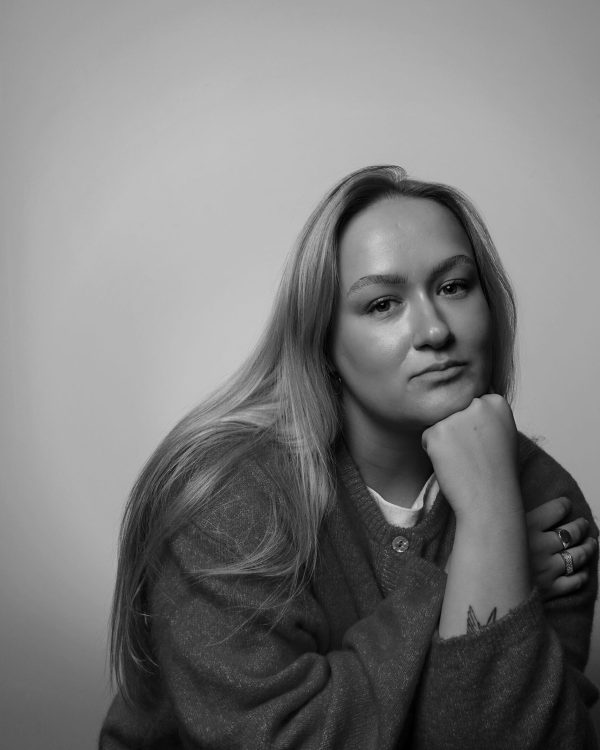 Portræt af freelance grafisk designer Nicole Rank fra Aalborg