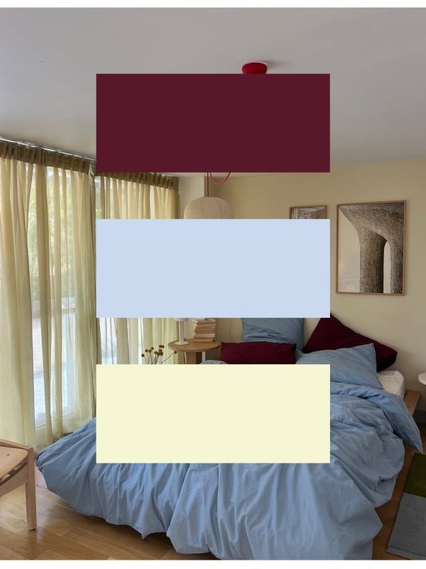 farvepalette med blå, beige og rød ovenpå en baggrund af et roligt soveværelse som indeholder de samme farver i indretningen.